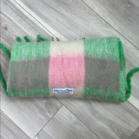 Bloomingdale’s multicolored buttery soft large scarf NEW - Picture 5 of 5